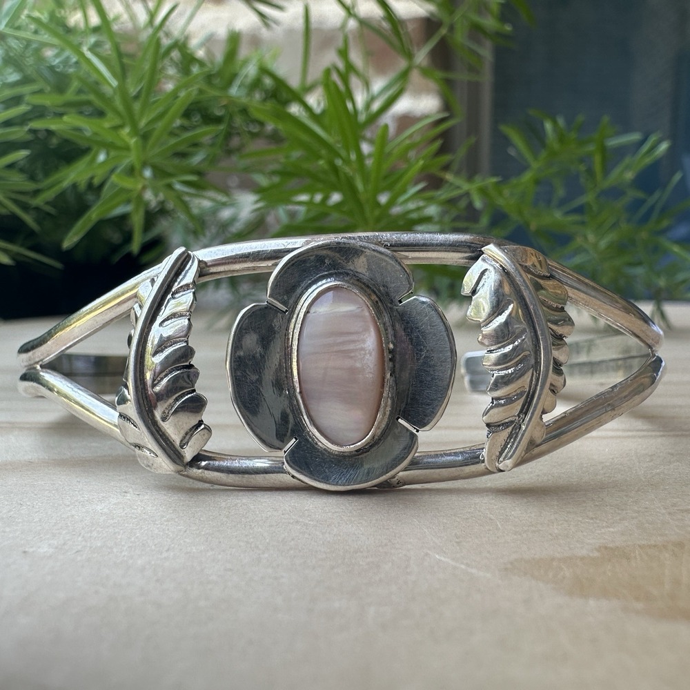 VTG Navajo Open Cuff Bracelet 6.25 Adjust Shell Cab‎ 925 Sterling Signed 11.2g